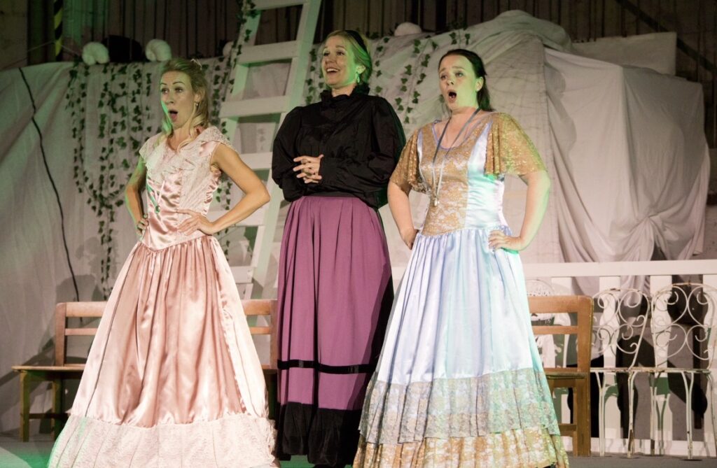 Cosi fan tutte - Skola för älskande - Rakkauden koulu Lovisa/Loviisa 2022 Jeanette Sarström, Maria Linde, Giséla Gren-Nordström Bild/Kuva: Jari Flinck